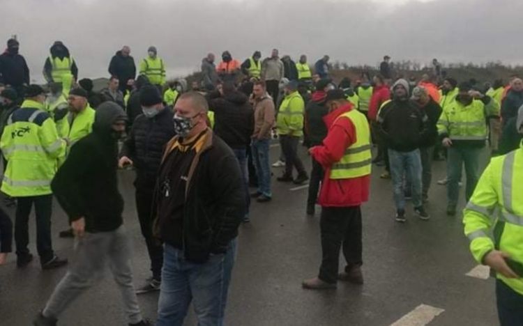 Megrázó angliai felvételek: lassan elfogy az élelme, vize és türelme a csapdába esett sofőröknek