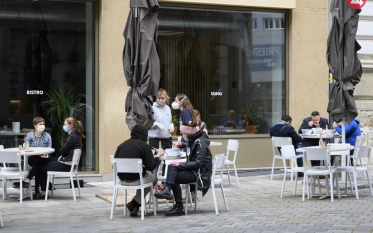 Péntektől bezárnak a kávézók teraszai 