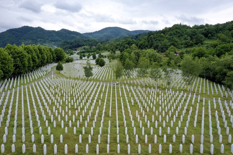 25 évvel ezelőtt történt srebrenicai mészárlás