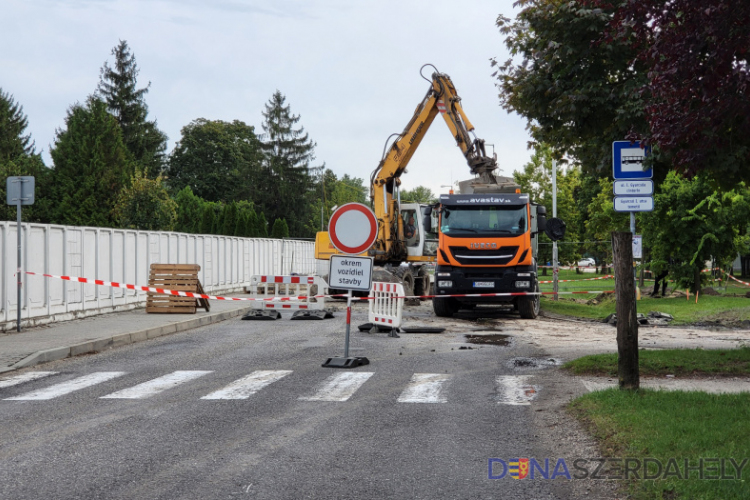 Három hétre tervezték, de már egy héten belül befejeződhetnek a gyurcsó utcai munkálatok