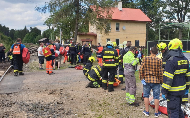 Frontálisan ütközött két személyvonat Csehországban