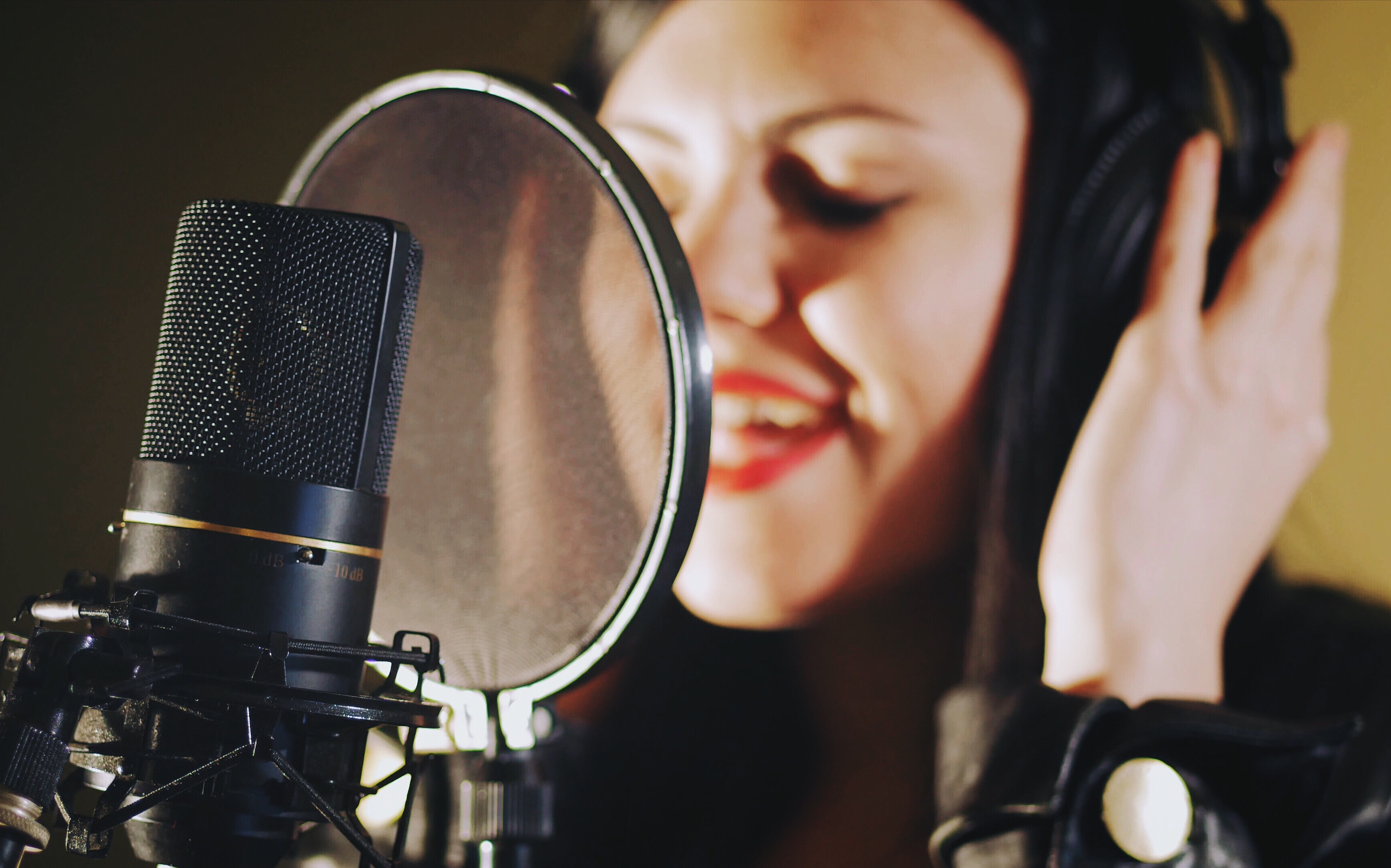 Женщина голос дома. Voice over. Singing. Voice over фото. Vocal recording session.
