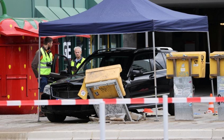 Járókelők közé hajtott egy Mercedes Berlinben, 3 ember súlyos állapotban van