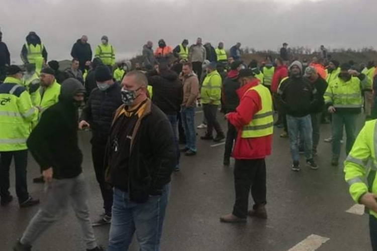 Megrázó angliai felvételek: lassan elfogy az élelme, vize és türelme a csapdába esett sofőröknek