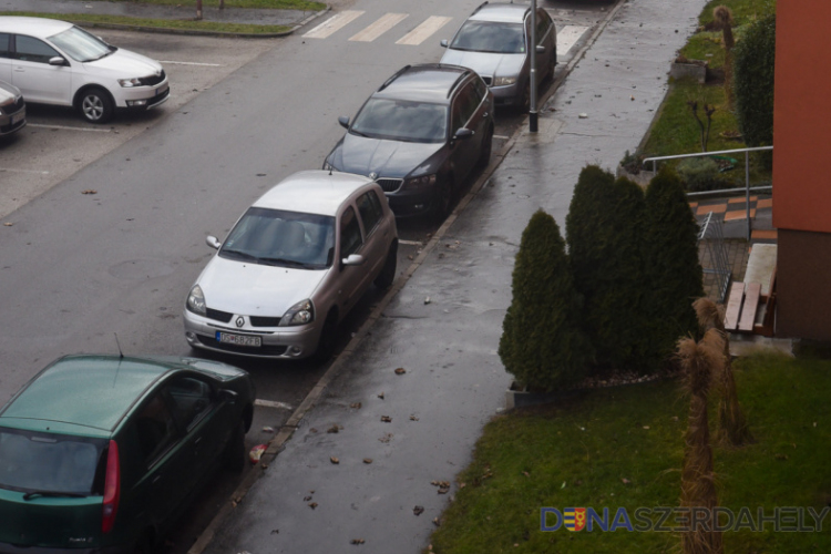 Dunaszerdahely: Ellenőrzik a lakótelepi parkolást